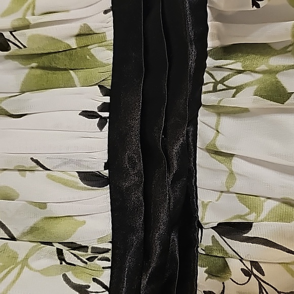 Floral short dress size medium - Picture 4 of 4